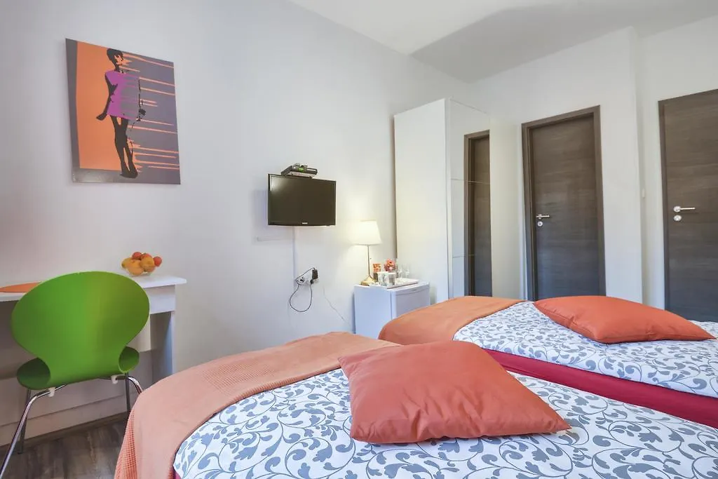 Top Center Rooms & Studio 3*, Pula