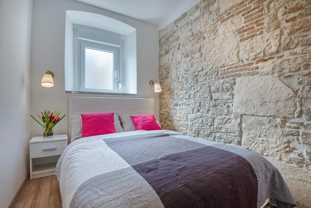 Top Center Rooms & Studio 3*, Pula