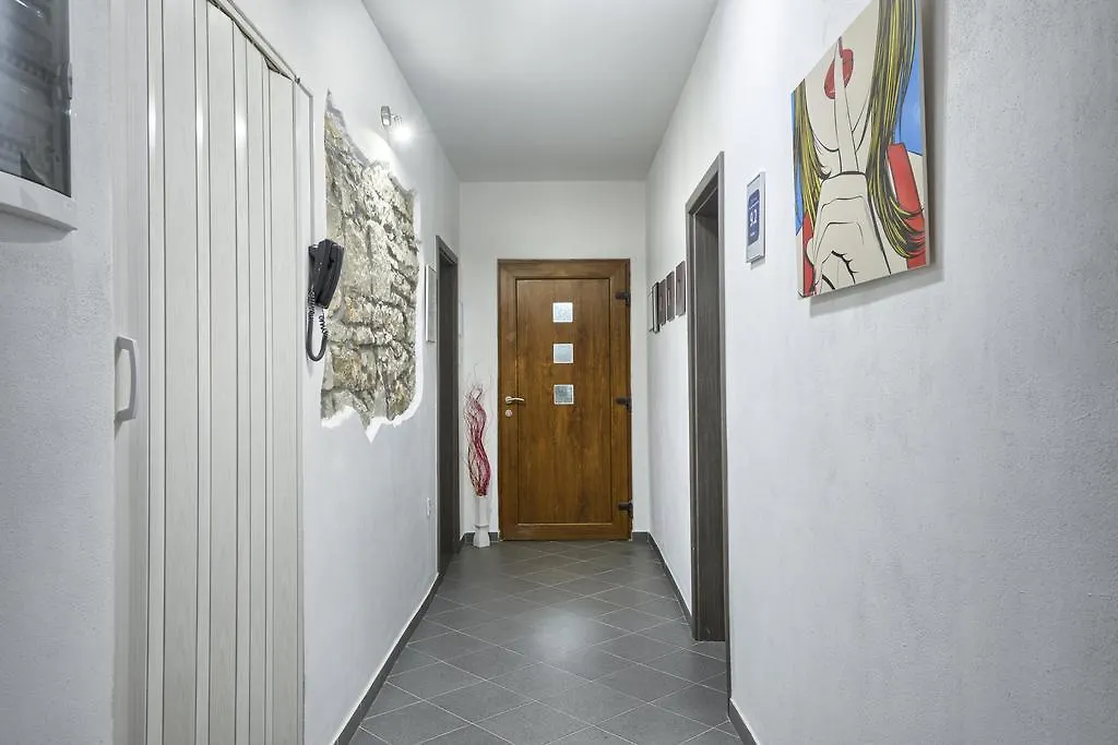 Top Center Rooms & Studio Guest house